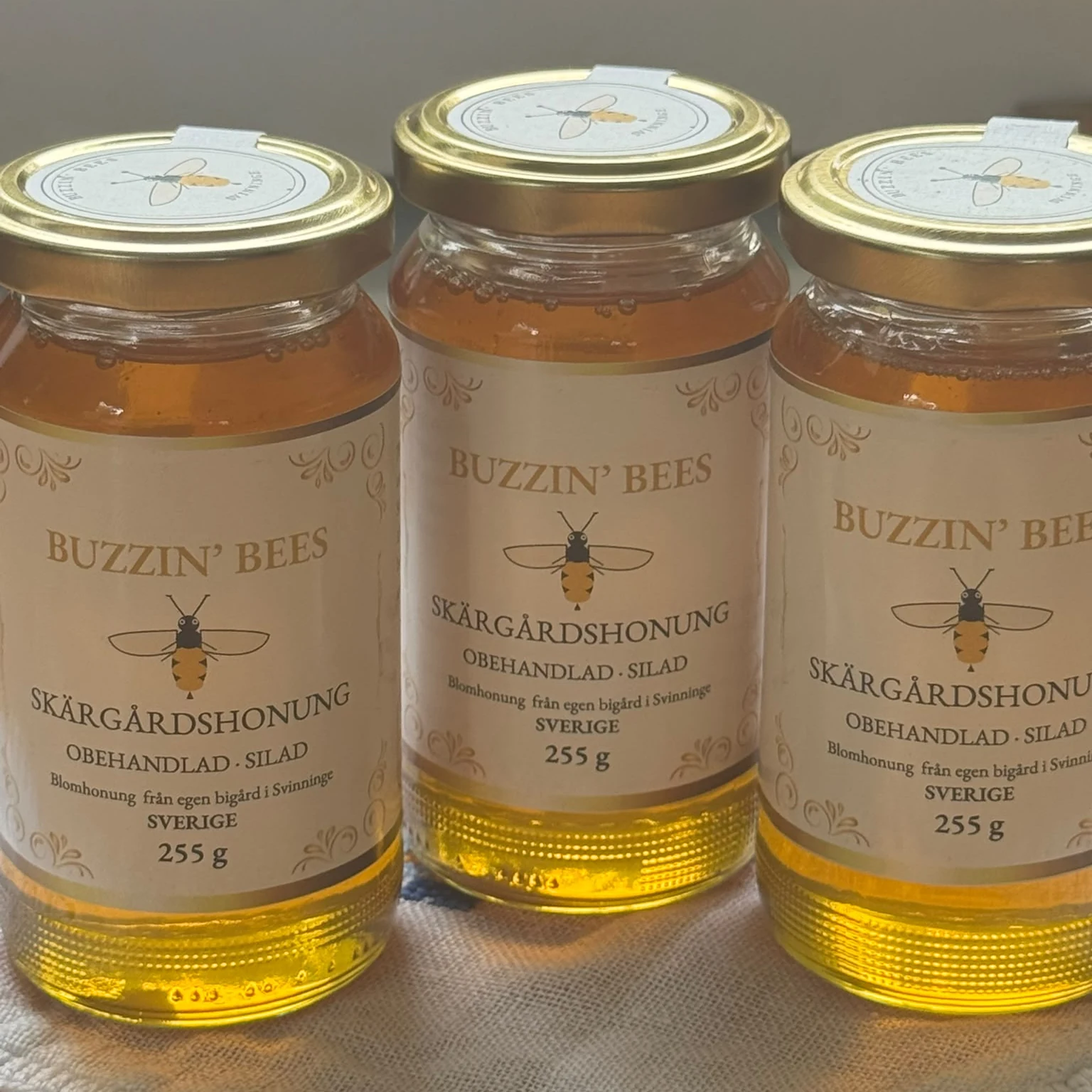 Our blossom honey from early summer, pale and mild, in a glass jar from the apiary in Svinninge